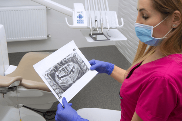 Como é o dia a dia de um implantodontista?